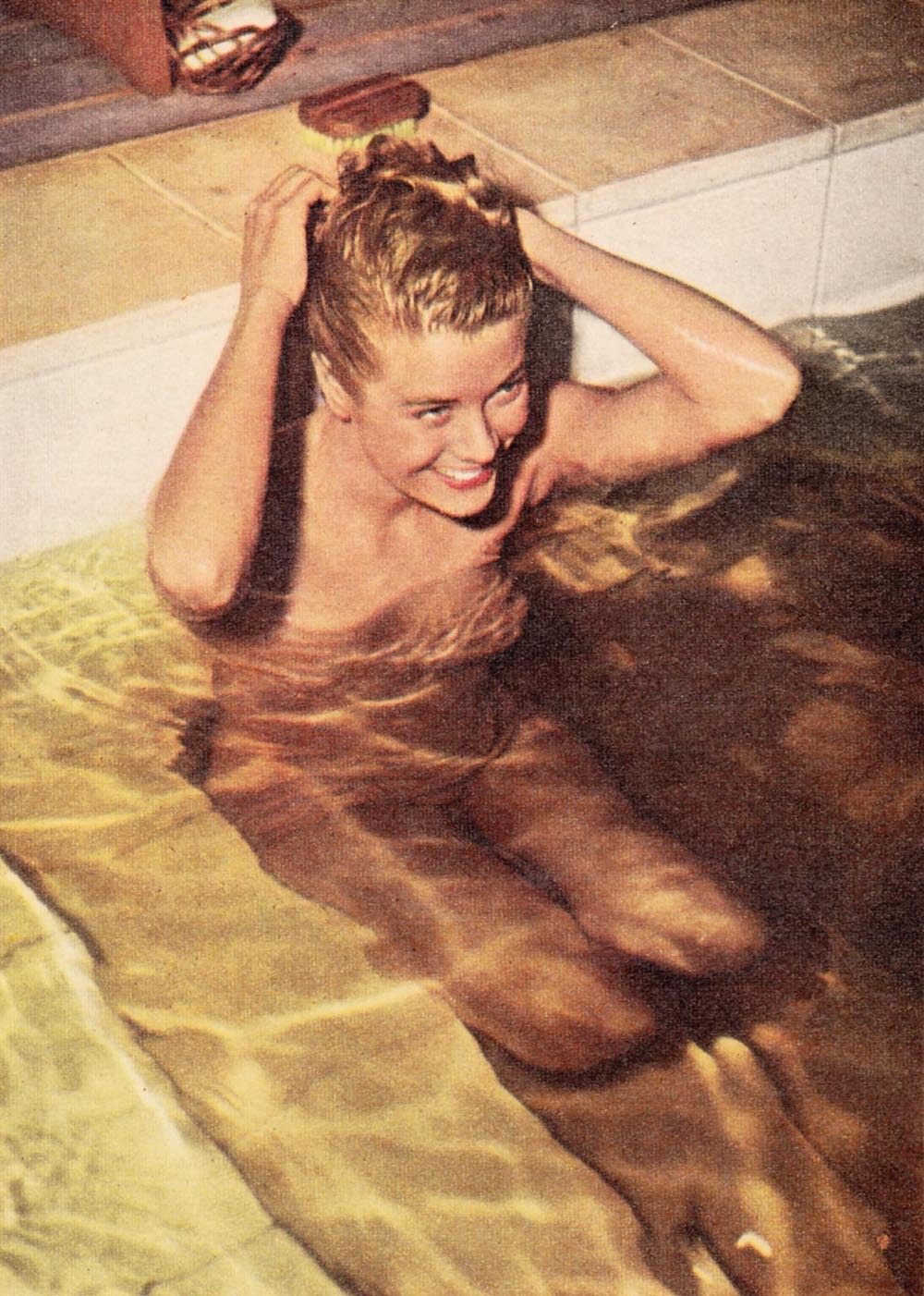 Grace Kelly skinny dipping in Jamaica, 1955