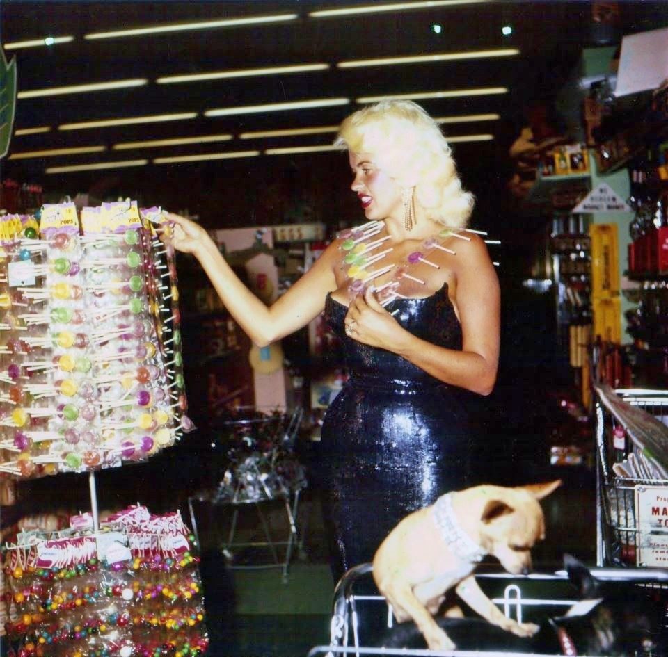 Jayne Mansfield grocery shopping in Las Vegas, 1959