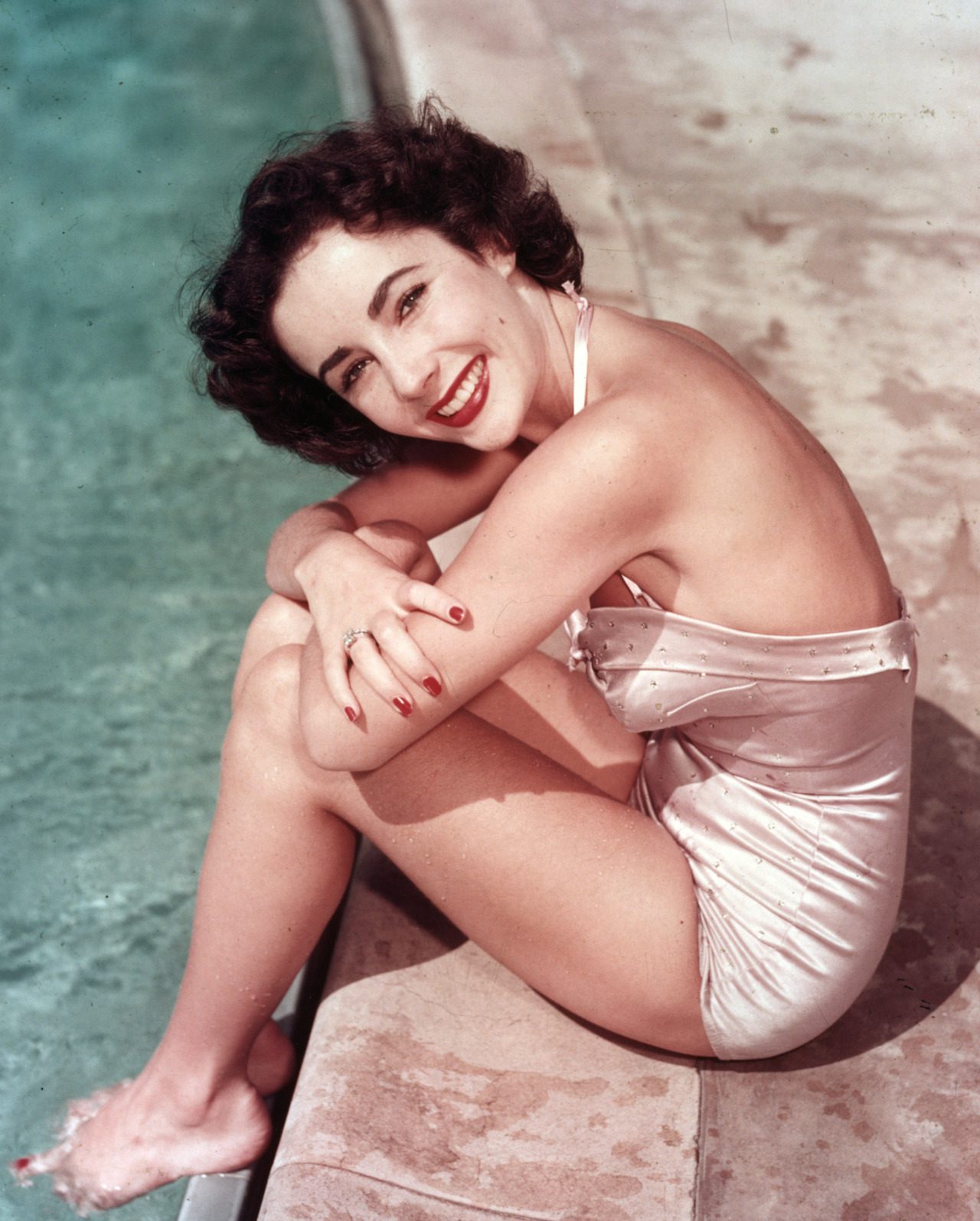 Elizabeth Taylor by the pool