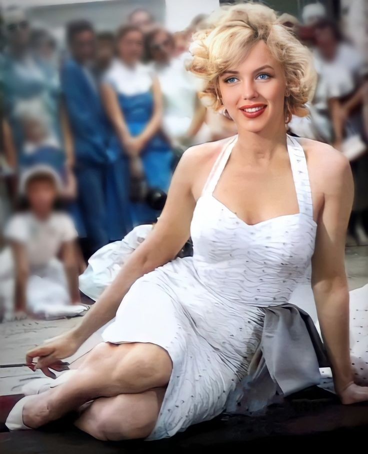 Marilyn Monroe sexy pose in white