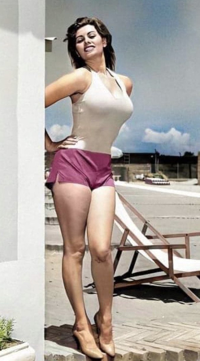 Sophia Loren showing her sexy profile in shorts