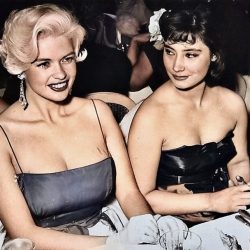Jayne Mansfield and Tatyana Samoylova at an event for Letyat zhuravli (1957).