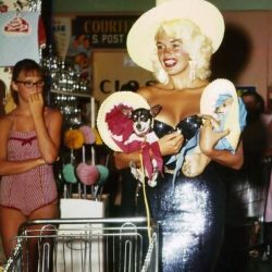Jayne Mansfield grocery shopping in Las Vegas, 1959 r