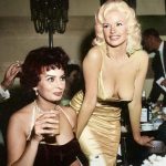 dinner-Sophia-Loren-and-Jayne-Mansfield-in-Beverly-Hills-in-1957.-1